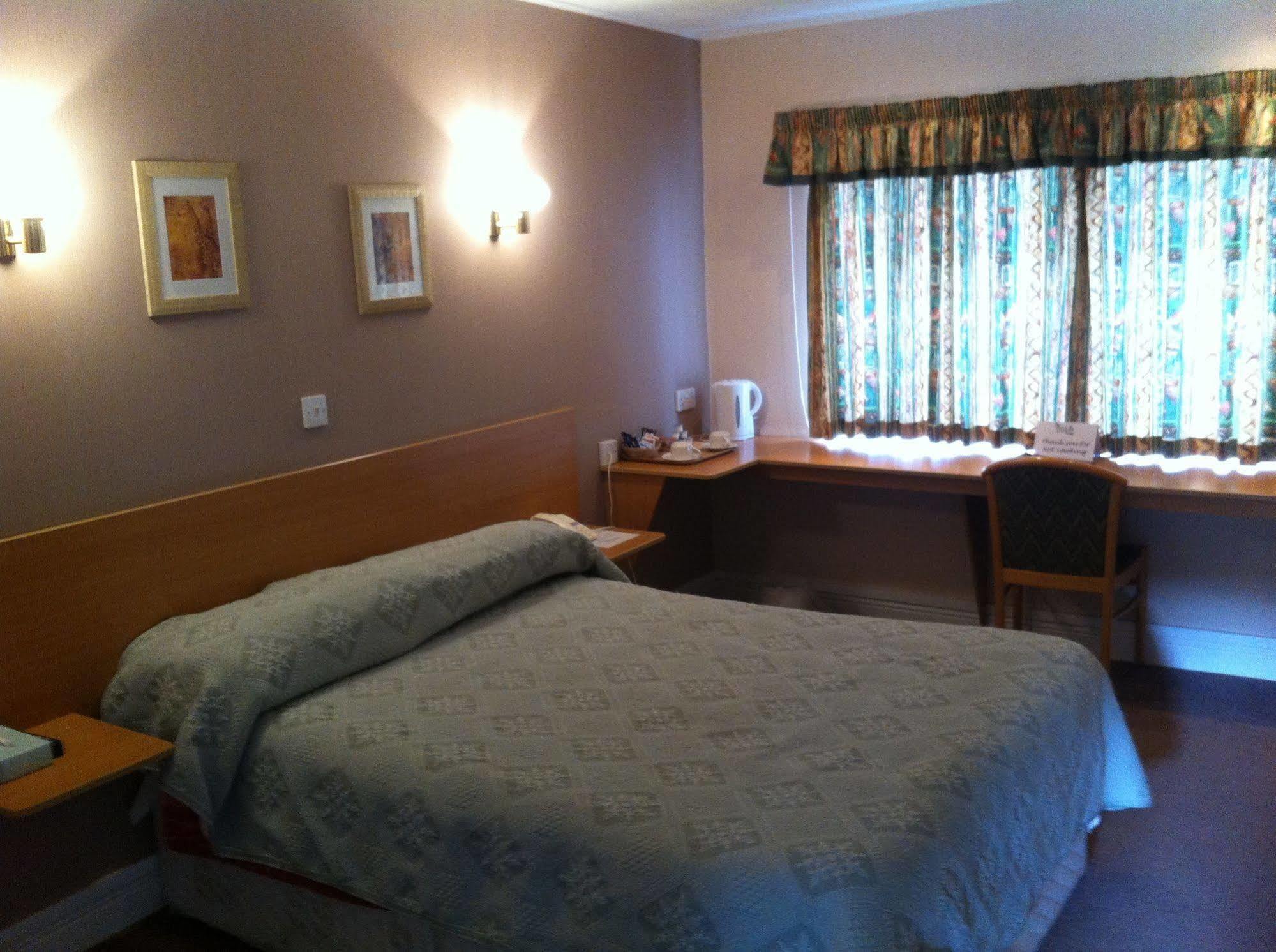 The Town & Country Lodge Dundry Экстерьер фото
