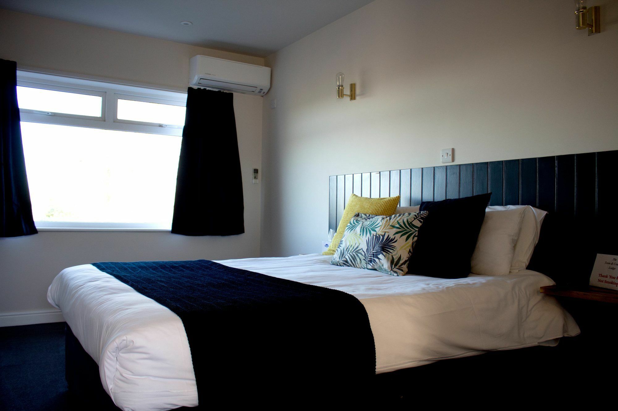 The Town & Country Lodge Dundry Экстерьер фото